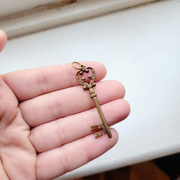 Vintage Bronze Skeleton Key Pendant - Picture 5 of 6